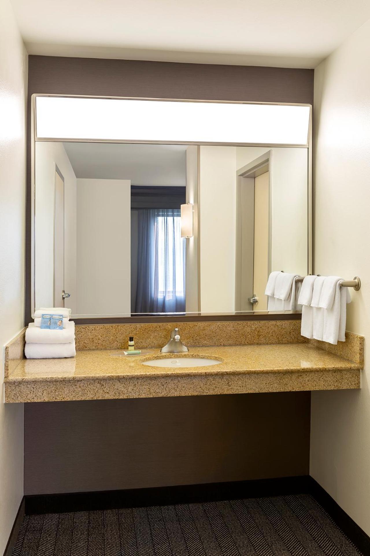 Courtyard By Marriott Madison West / Middleton Hotel Exterior foto